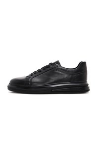 Sneaker in pelle nera con punta arrotondata, design con lacci e pannelli laterali texturizzati. Presenta una robusta suola in gomma nera per il massimo comfort.