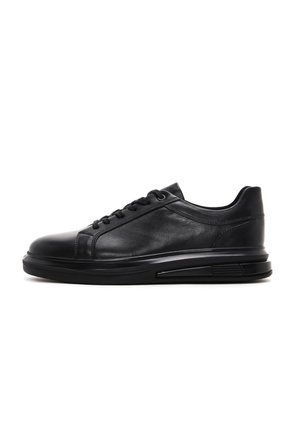 Sneaker in pelle nera con punta arrotondata, design con lacci e pannelli laterali texturizzati. Presenta una robusta suola in gomma nera per il massimo comfort.