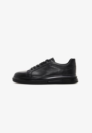 Zwarte leren sneaker met een ronde neus, vetersluiting en getextureerde zijpanelen. Voorzien van een dikke zwarte rubberen zool voor demping.