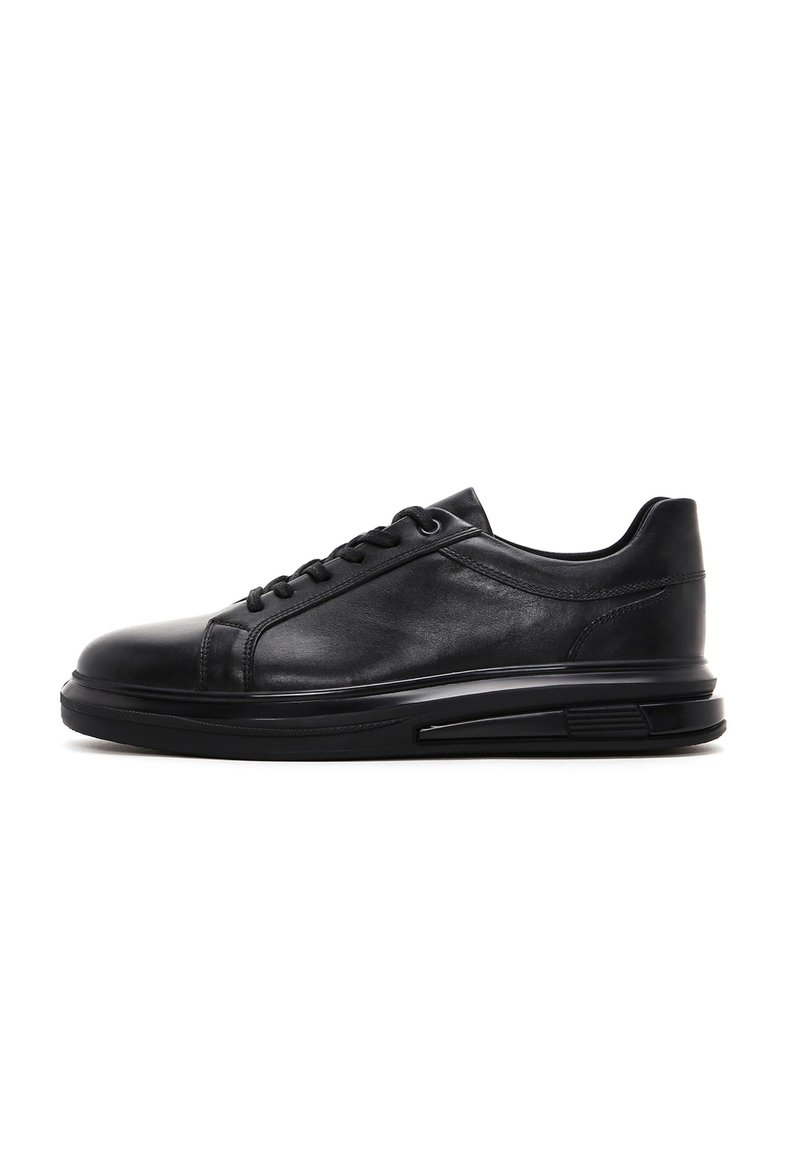 Sneaker in pelle nera con punta arrotondata, design con lacci e pannelli laterali texturizzati. Presenta una robusta suola in gomma nera per il massimo comfort.
