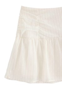 Hvid plisseret nederdel lavet af et strukturert, delvist gennemsigtigt stof. Har diskrete prikmønstre og en rynket talje, der skaber en udvidet silhuet.