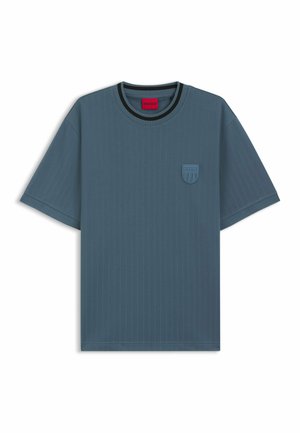 Donkerblauw geribd T-shirt met korte mouwen en een ronde hals. Voorzien van een tonale HUGO-logo patch op de borst.
