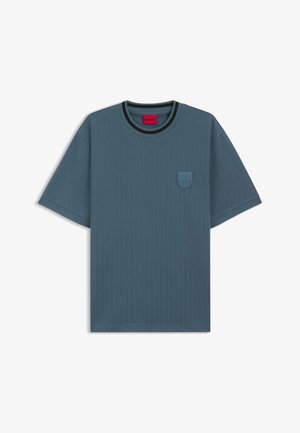 Donkerblauw geribd T-shirt met korte mouwen en een ronde hals. Voorzien van een tonale HUGO-logo patch op de borst.