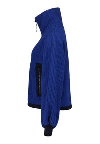 Veste en polaire bleue avec un col haut, tissu texturé et une poche zippée sur le côté gauche. Poignets et ourlet côtelés de couleur unie.