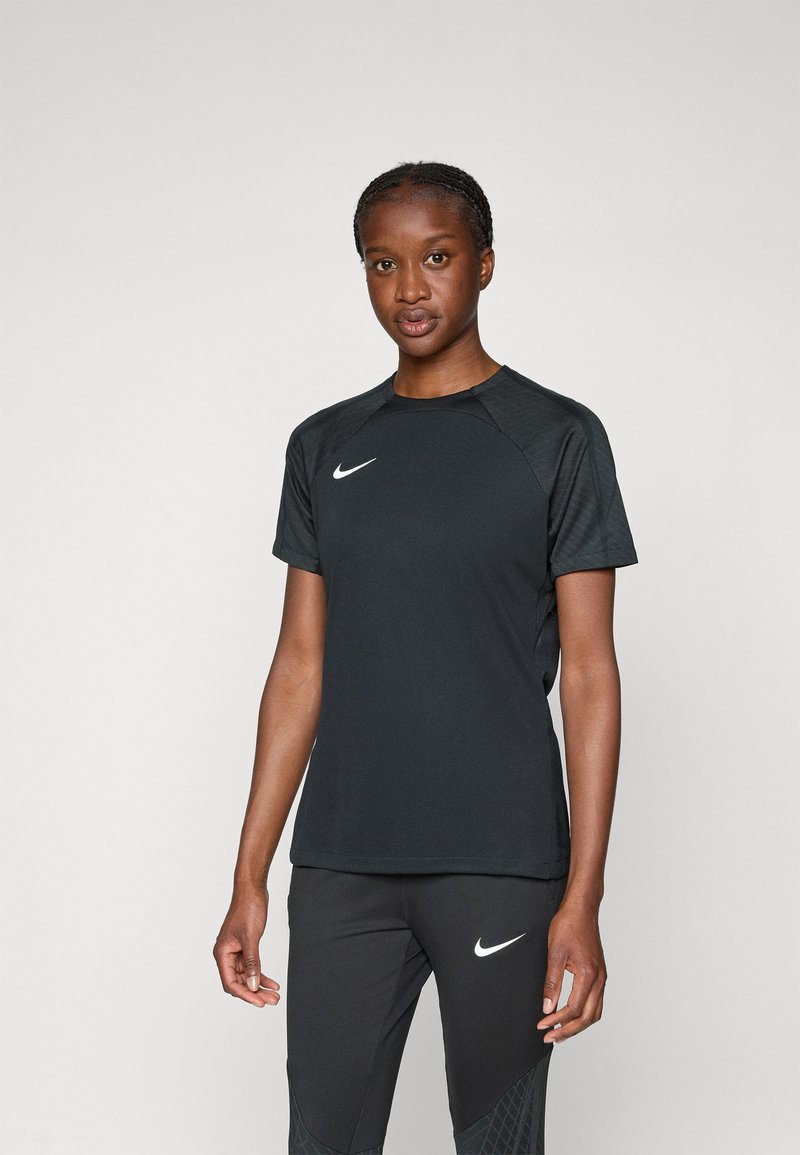 Maglietta sportiva nera Nike a maniche corte con colletto rotondo, texture liscia e logo swoosh bianco sul lato sinistro del petto.