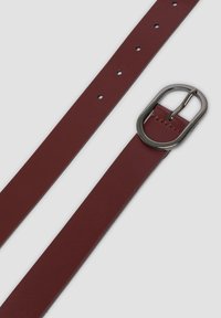 Bordeaux leren riem met een gladde textuur, voorzien van een zilveren ovale gesp en meerdere verstelgaten langs de lengte.