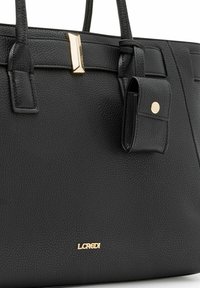 Schwarze handgefertigte Lederhandtasche mit goldfarbenen Beschlägen, zwei Trägern und einer abnehmbaren Tasche. Mit geprägtem Markenlogo am Boden.