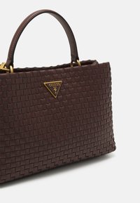 Borsa a tracolla intrecciata marrone con design strutturato. Presenta accessori in oro e una placca triangolare con logo. Manici robusti per un trasporto facile.