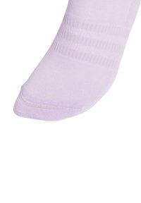 Ανοιχτό μωβ βαμβακερή κάλτσα, με λεία υφή, ραμμένο μπατζάκι και στρογγυλή μύτη με ελάχιστες λεπτομέρειες ραφής.