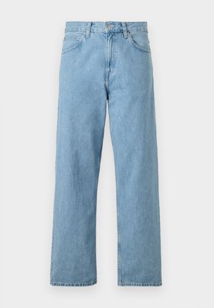 Lyseblå denimjeans med rette ben, fem lommer, knapp- og glidelåsclosure, og en lett falmet finish.