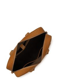 Braune Ledertasche mit glatter Oberfläche, Reißverschluss und einer offenen Ansicht, die ein dunkles Innenleben zeigt. Ausgestattet mit zwei seitlichen Trägern zur Unterstützung.