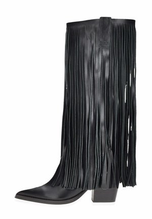 Stivale da cowboy in pelle nera con lungo dettaglio di frange, punta affusolata, tacco a blocco e texture liscia. La parte superiore è elegantemente progettata.