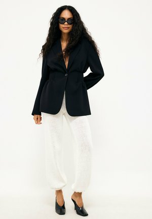 NA-KD, FITTED ELASTIC WAIST BLAZER - Abrigo corto - black