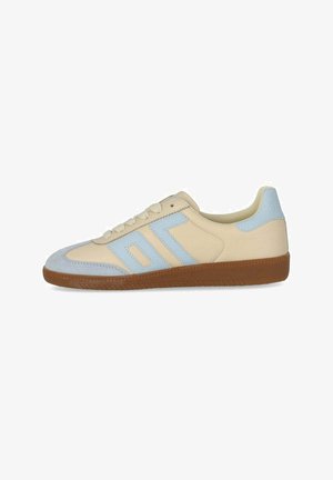 Sneaker beige basse con dettagli azzurri chiari e suola marrone, con lacci e motivo geometrico laterale su sfondo bianco.
