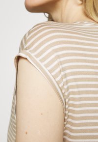 ONLY MATERNITY OLMWILMA - T-shirt estampada - humus/cloud dancer