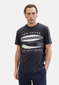Marineblå kortærmet bomulds T-shirt med horisontale striber og grafisk surfbræt design. Har "Tom Tailor" tekst og afslappet pasform.