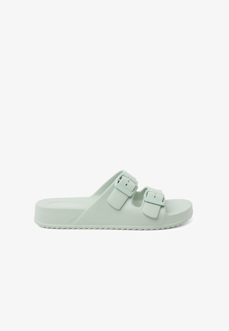 Sandale en caoutchouc vert clair avec deux boucles ajustables, dessus texturé et semelle plate à nervures pour une bonne adhérence.