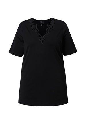 Top nero a maniche corte con scollo a V caratterizzato da motivi decorativi a foglia traforati intorno al collo.