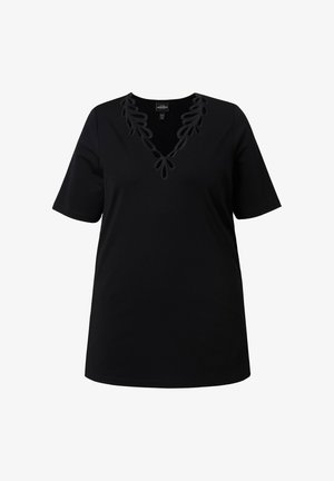 Musta lyhythihainen pusero, jossa V-aukko ja koristeellisia lehtikuvioisia leikkauksia kauluksen ympärillä.