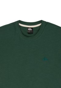 Ciemnozielona koszulka Quiksilver z okrągłym dekoltem, z małym haftowanym logo na piersi i kontrastową białą wewnętrzną lamówką kołnierza.