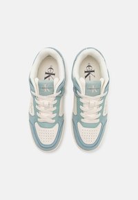 Calvin Klein Jeans BASKET CUPSOLE - Sneakers basse - creamy white/jadeite