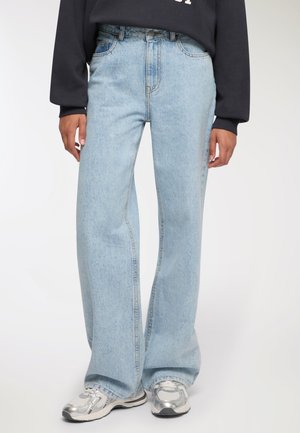 Jeans in denim azzurro chiaro con vita alta, fit ampio e leggero sbiadimento. Presentano un classico design a cinque tasche e dettagli in metallo argentato.