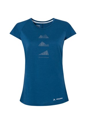 Kurzes blaues T-Shirt aus weichem Stoff mit einem weißen Berg-Motiv in der Mitte und dem Text "GESCHICHTEN VON DEN BERGEN".