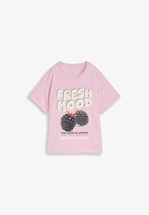 Jasnoróżowy t-shirt z krótkim rękawem z napisem "FRESH MOOD", grafiką dwóch jeżyn oraz dodatkowymi hasłami o wiośnie, smaku i słodyczy.