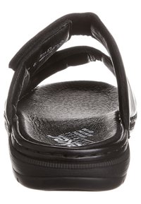 Sort slidesandal med to stropper og en tekstureret fodseng. Ydersålen er flad med en rund tå og polstret foring.