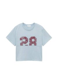 Světle modré krátké tričko s krátkým rukávem a velkým, opotřebovaným vínovým číslem "28" potisknutým na hrudi.