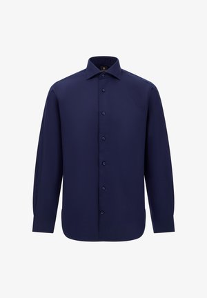 Granatowa koszula z długim rękawem, wykonana z gładkiego materiału, z klasycznym kołnierzykiem, zapięciem na guziki oraz zaokrąglonym dołem z przeszywanymi detalami.