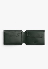 Portofel din piele verde cu două sloturi pentru carduri și un buzunar lateral, având linii curate și cusături vizibile. Textură netedă, design minimalist.