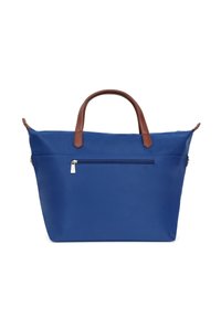 Borsa tote in nylon blu con manici in pelle marrone, tasca frontale con zip e un design spazioso. Texture liscia con dettagli di cucitura.
