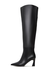 Botas de cuero negras hasta la rodilla con puntera afilada, caña recta y tacón alto y cónico. Textura suave con un Detalle mínimo.