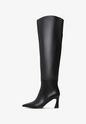 Schwarze knielange Lederstiefel mit spitzer Zehe, geradem Schaft und schmalem hohen Absatz. Glatte Textur mit minimalen Details.
