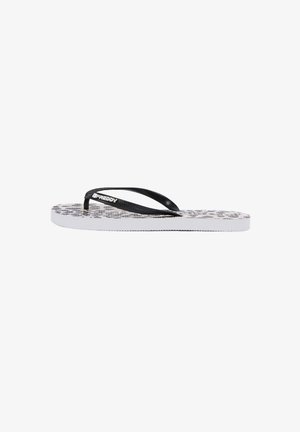 Chanclas negras con una plantilla blanca texturizada que presenta un patrón sutil. Tiras negras delgadas con detalle de logo. Diseño plano y minimalista.