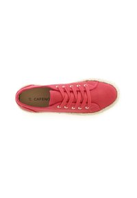 Rosa Leinen-Schuh mit runder Zehenpartie, weißer, seilähnlicher Sohle und sechs Metallösen für die Schnürsenkel. Das Innere hat eine beige Innensohle mit Branding.