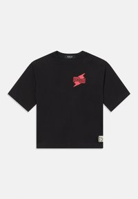 Čierne bavlnené tričko s krátkymi raglánovými rukávmi, s grafickým motívom červenej blesku a textom "REPLAY & SONS" na prednej strane. Štvorcový strih.