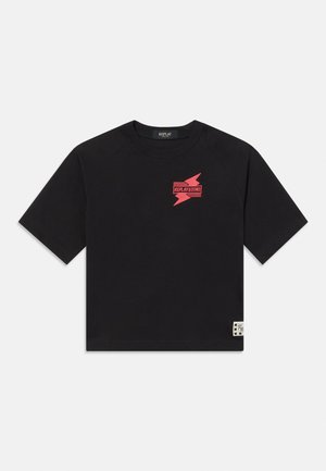 Černé bavlněné tričko s krátkými raglánovými rukávy, s grafickým motivem červeného blesku a textem "REPLAY & SONS" na přední straně. Čtvercový střih.