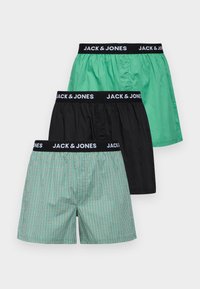 Tri par bokseric: ena enobarvna črna, ena enobarvna zelena in ena z zelenim karo vzorcem. Vse imajo črno elastiko z napisi "JACK & JONES".