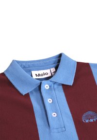 Otroška polo majica z modrim ovratnikom in gumbi, ki vsebuje navpične modre in maroon proge ter majhen izvezena logotip.