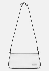 Borsa a spalla bianca con forma rettangolare slim, bordi neri a contrasto, texture liscia e tracolla corta regolabile.