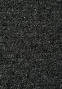 Texturovaný černý filcový materiál s měkkým, vláknitým povrchem a jemnými variacemi v odstínech, který vykazuje hustý a tkaný vzhled.