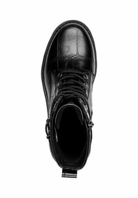 Bottine en cuir noir avec une texture crocodile, dotée de lacets noirs, d'accents métalliques et d'un doublure intérieure visible par l'ouverture.