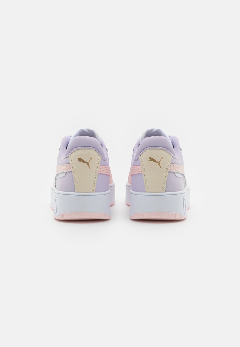 Zapatillas moradas y rosas con un upper de cuero texturizado, con branding dorado y una suela blanca gruesa. Cuenta con un talón y una lengüeta acolchados para mayor comodidad.