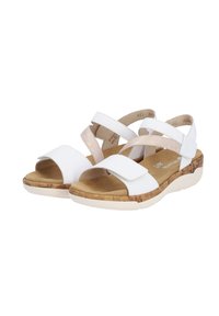 Weiße Sandalen mit zwei breiten Riemen und einem metallischen Akzent, ausgestattet mit einer korkähnlichen Sohle und einer gepolsterten Innensohle für zusätzlichen Komfort.