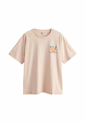 Licht beige T-shirt met korte mouwen, ronde hals, kleine oranje fruitafbeelding en de tekst "MARRAKECH" op de linkerborst.