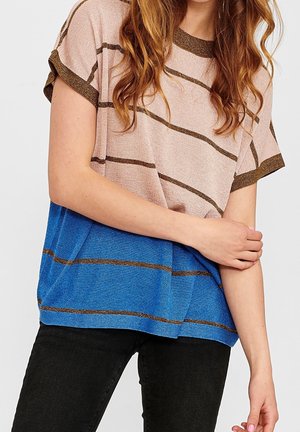 Krótki top w paski w różowym i niebieskim kolorze z brązowymi metalicznymi akcentami. Miękka, teksturowana tkanina; luźny krój; zaokrąglony dół.