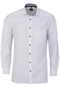 Weißes Langarmhemd mit schwarzen Knöpfen, einer Brusttasche und einem gemusterten schwarz-weißen Kragenfutter. Glatter Stofftextur.