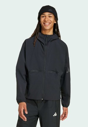 Zwarte windbreaker jas met een ritssluiting aan de voorkant, elastische manchetten en twee zakken aan de voorkant. Gemaakt van lichtgewicht materiaal, gecombineerd met bijpassende zwarte broek.